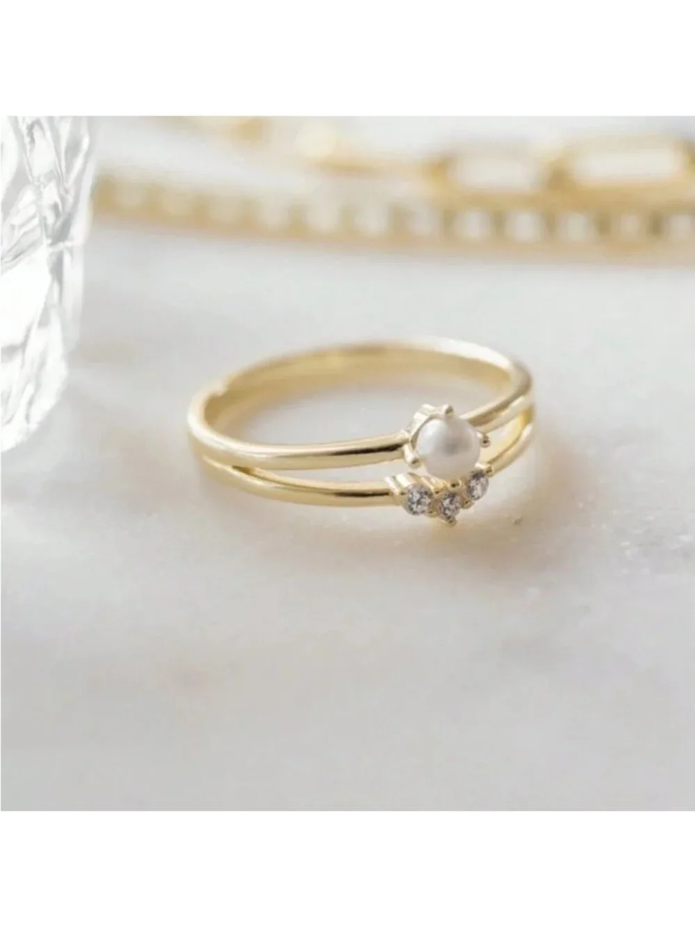 Dainty pearl ring Q22